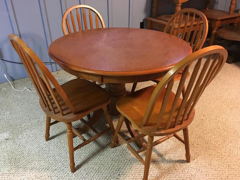 Auction Ohio Round Wood Table & Chairs