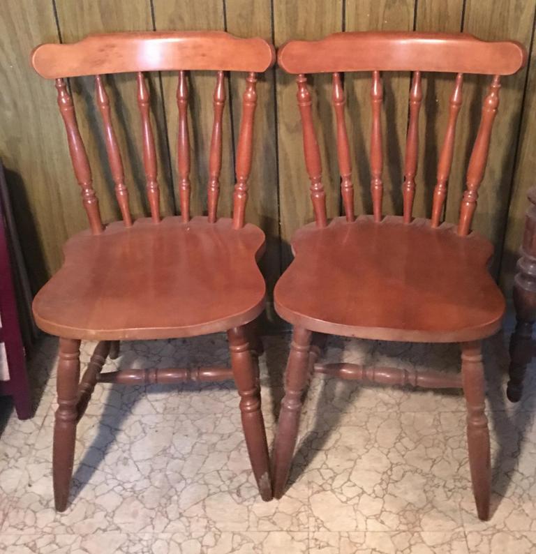 Auction Ohio Set of 2 Wooden Kitchen Chairs