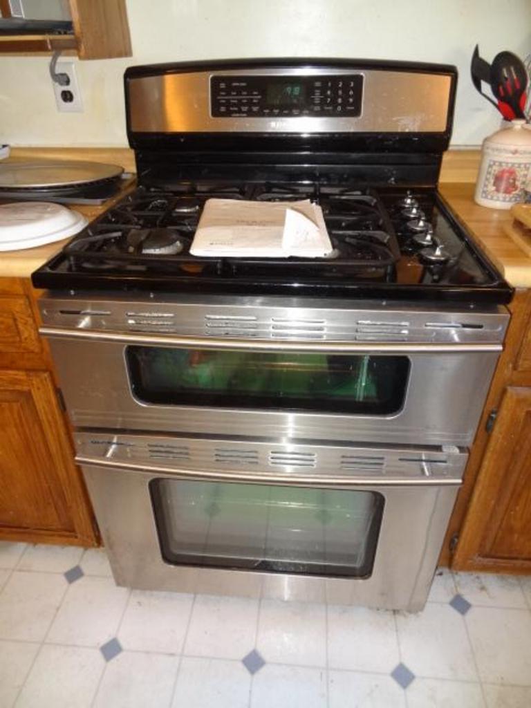 Auction Ohio Jenn Air 5 Burner Gas Stove