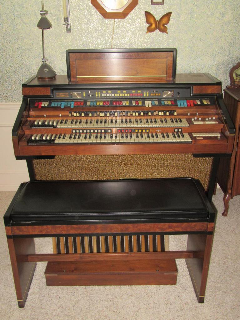 Auction Ohio Vintage Elegante Hammond Organ