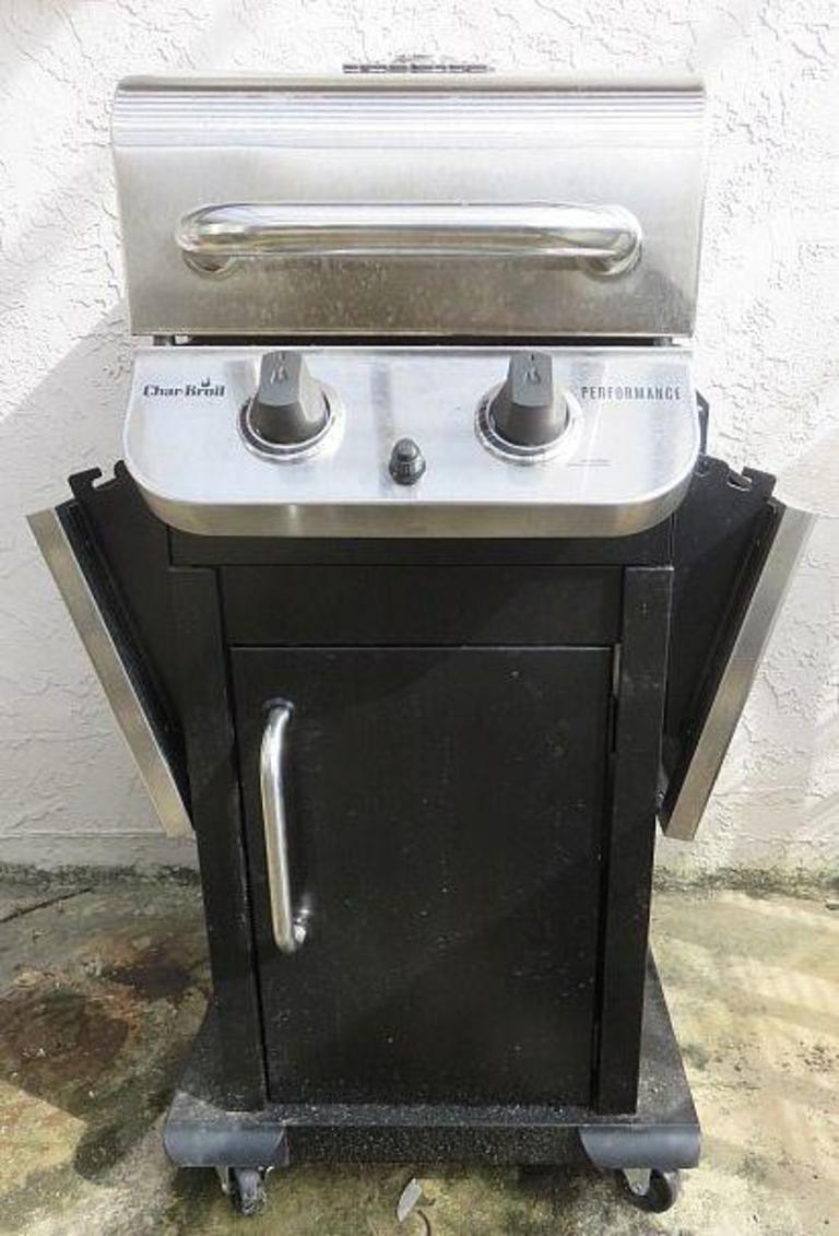 Auction Ohio Char Broil Performance Grill