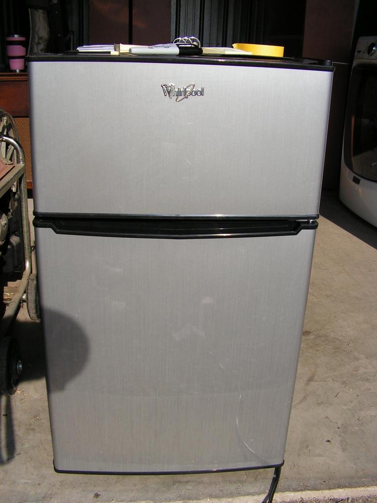 Auction Ohio Whirlpool Mini Fridge