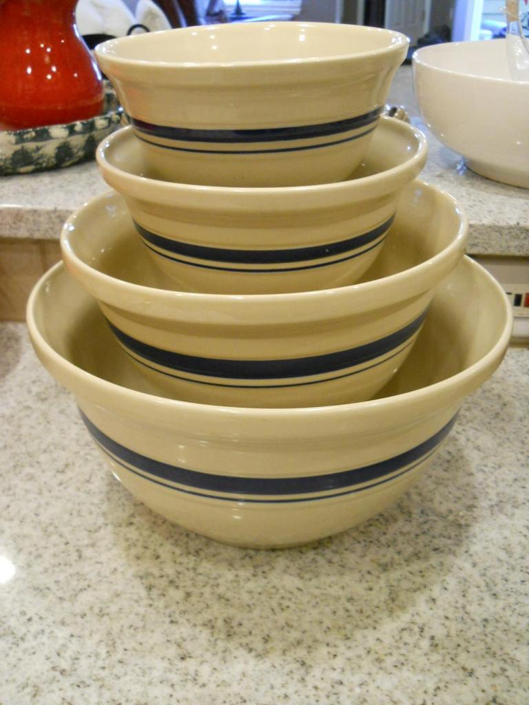 Auction Ohio Roseville nesting bowls