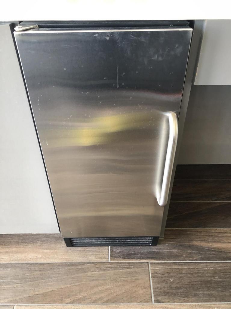 Auction Ohio Summit Ice Maker