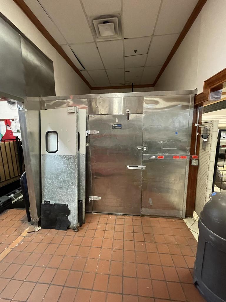 Auction Ohio WalkIn Cooler/Shelves