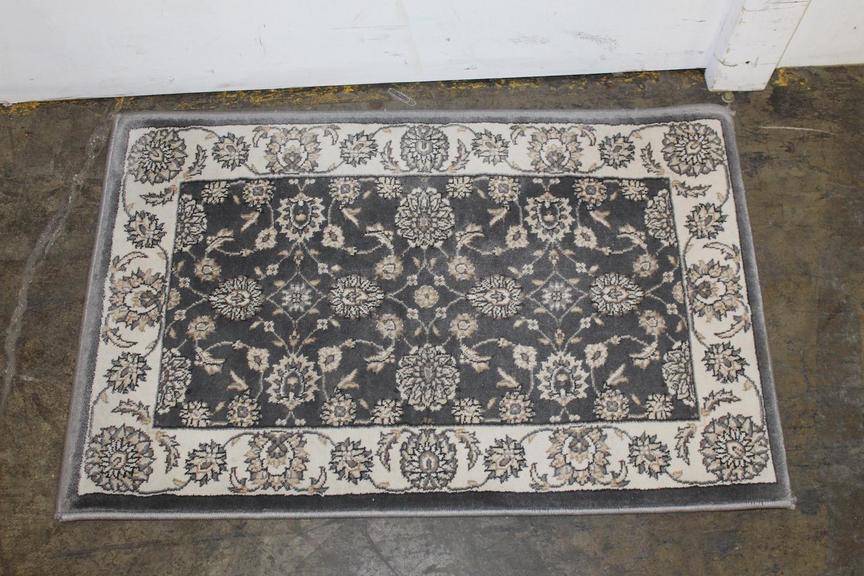 Auction Ohio Small Gray Throw Rug
