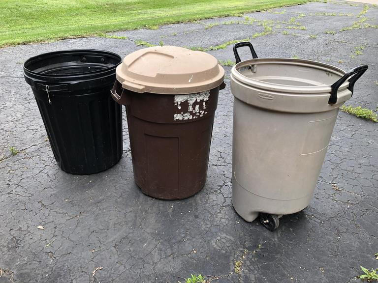 Auction Ohio Plastic Trash Cans