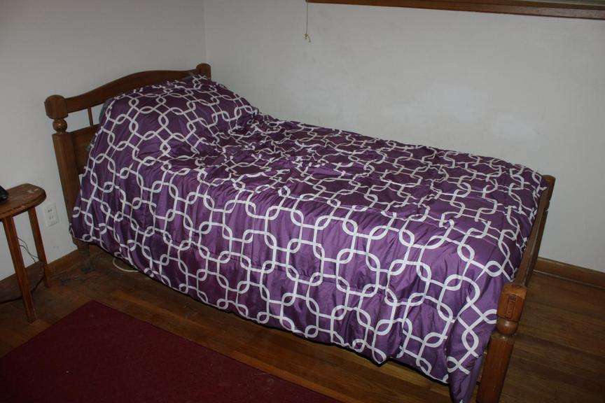 Auction Ohio Twin Bed, Mattress & Bedding