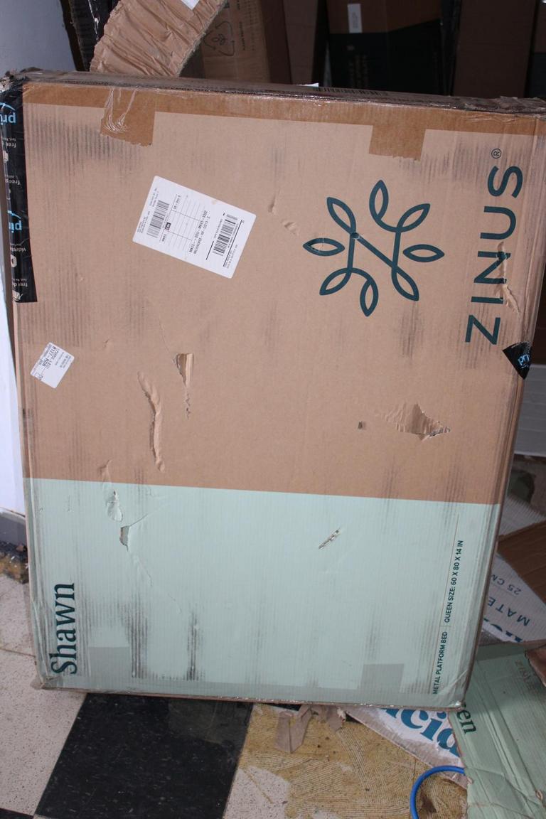 Auction Ohio Zinus Queen Platform Bed