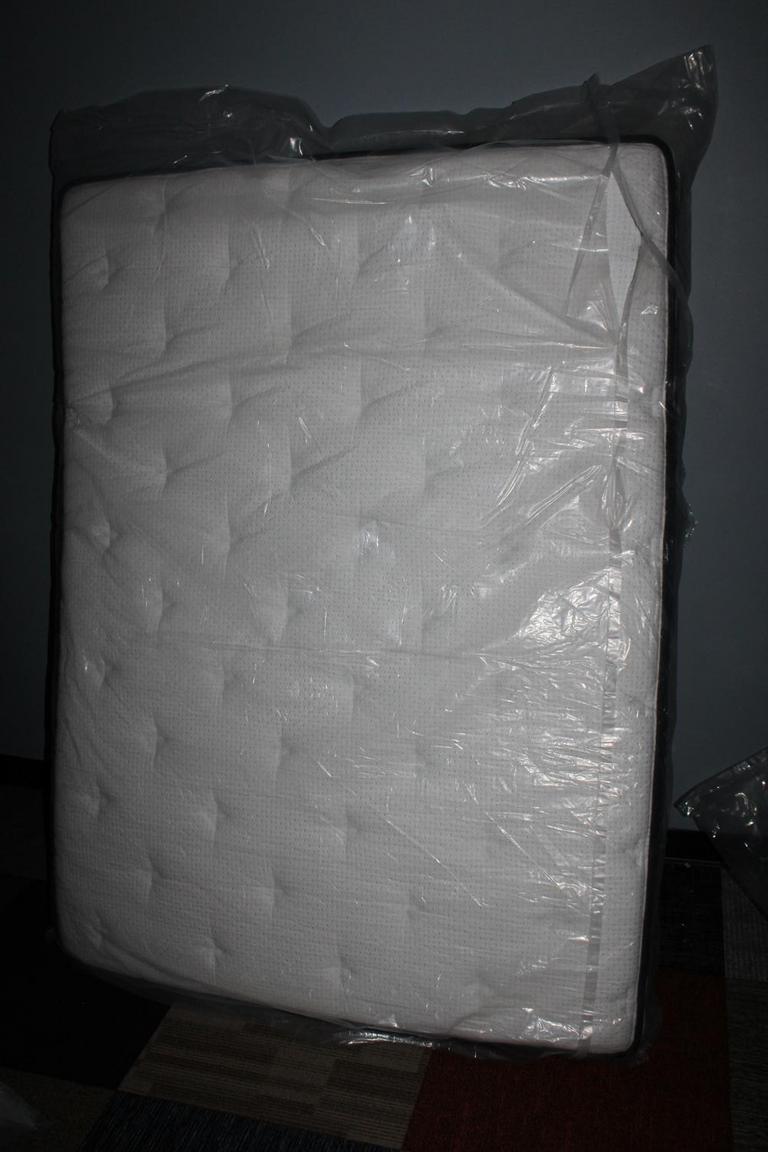 Auction Ohio Zinus Full Mattress