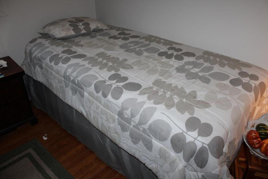 Auction Ohio Twin Mattress Set & Bedding