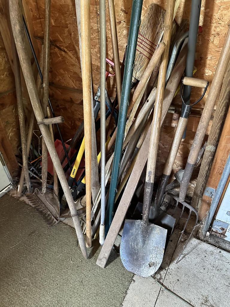 Auction Ohio Shovel, Rakes & More
