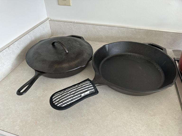 Auction Ohio 2 Lodge cast iron pans