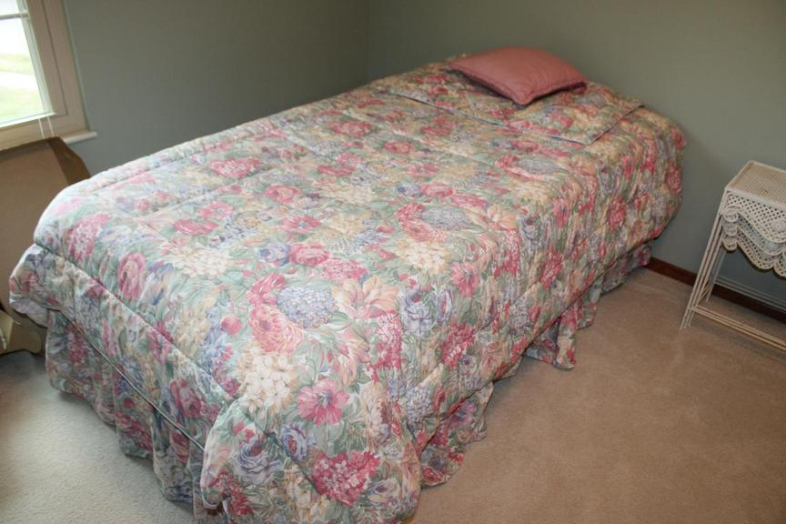 Auction Ohio Twin Bed Set