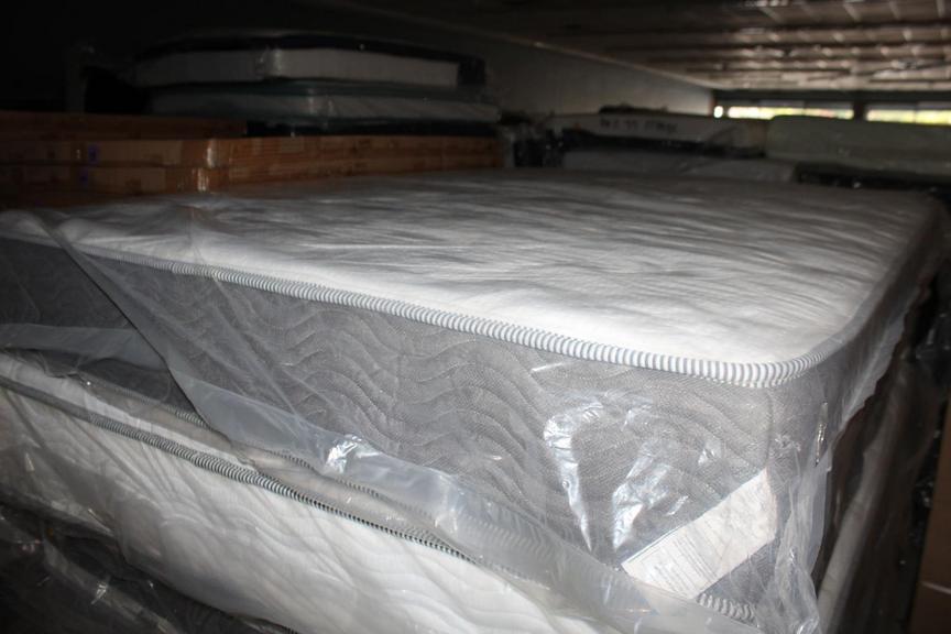 Auction Ohio Zinus Queen Mattress