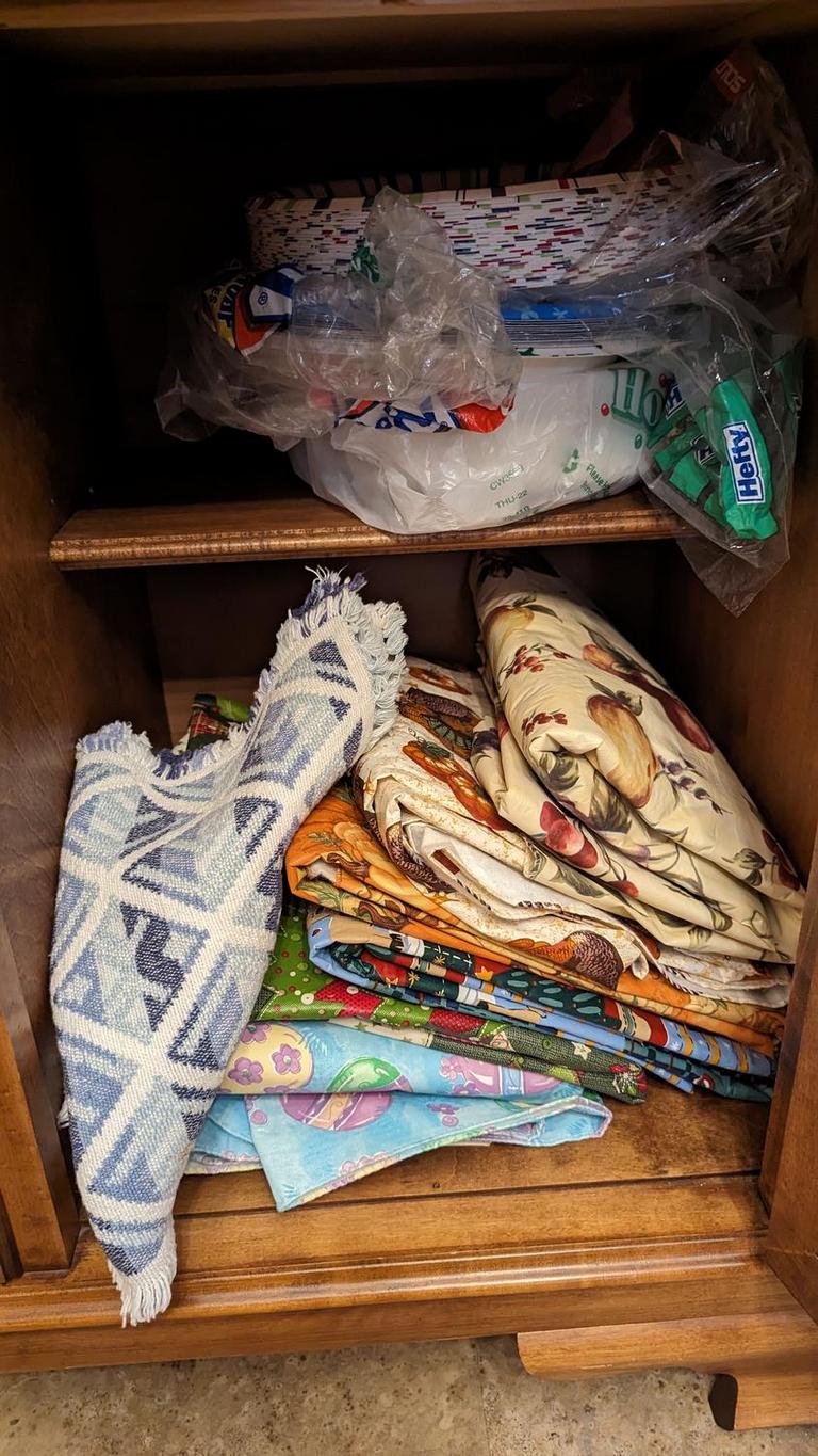 Auction Ohio Table linens and more