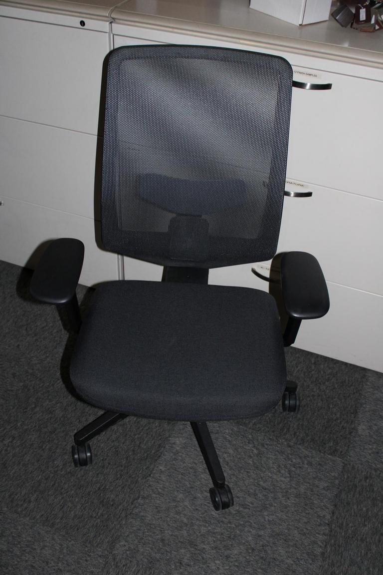 Auction Ohio Herman Miller Verus Chair