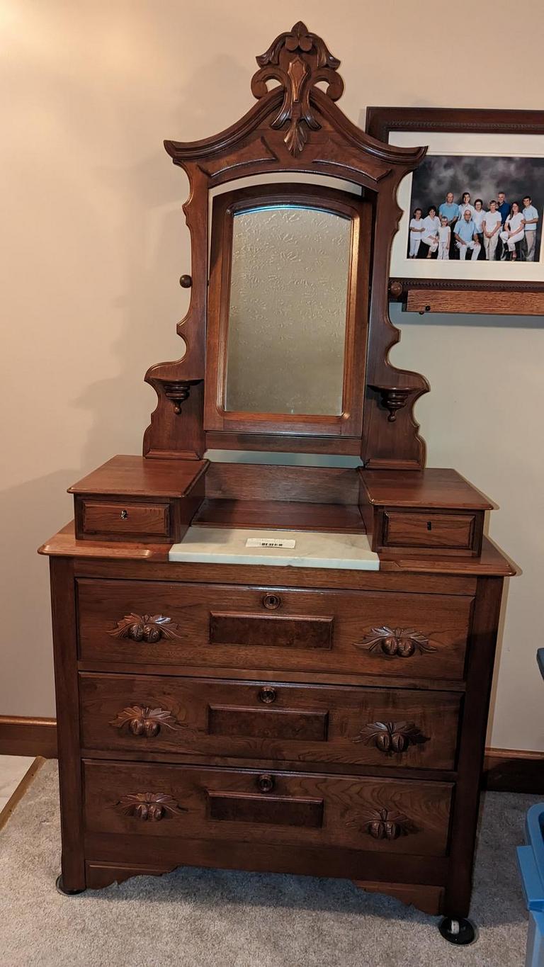 Auction Ohio Dresser
