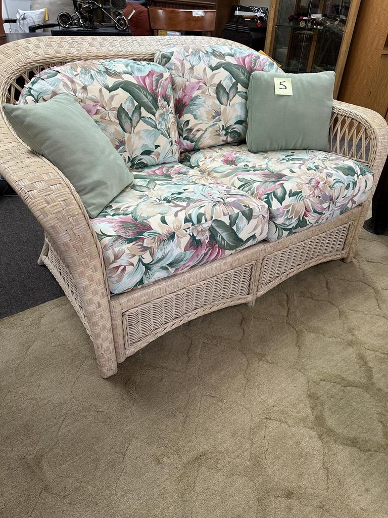 Auction Ohio Wicker Settee