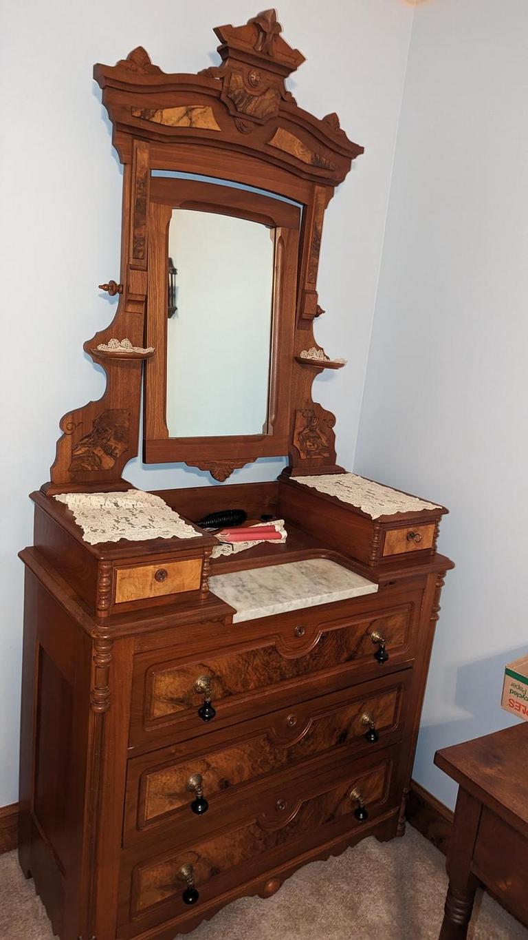 Auction Ohio Eastlake style dresser