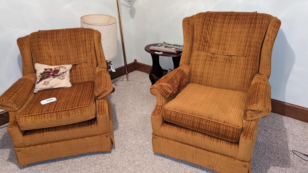 Auction Ohio Upholstered armchairs