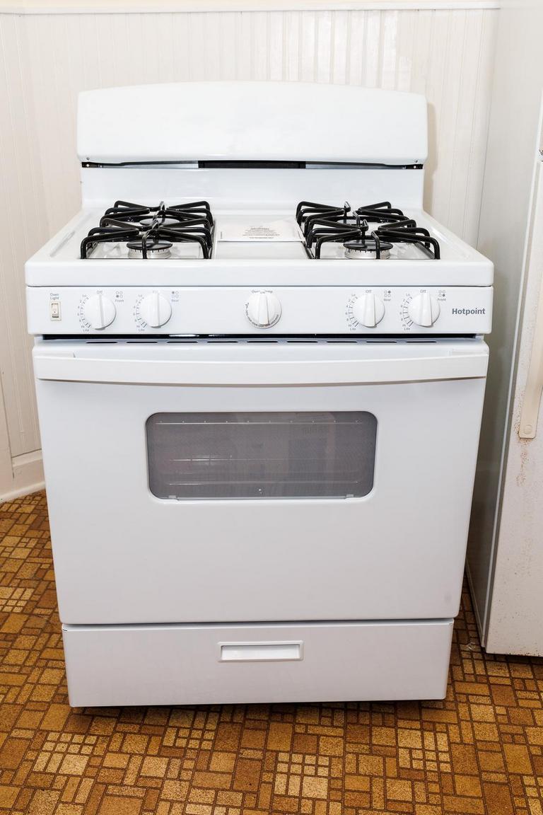 Auction Ohio Hotpoint Gas Oven/Stove