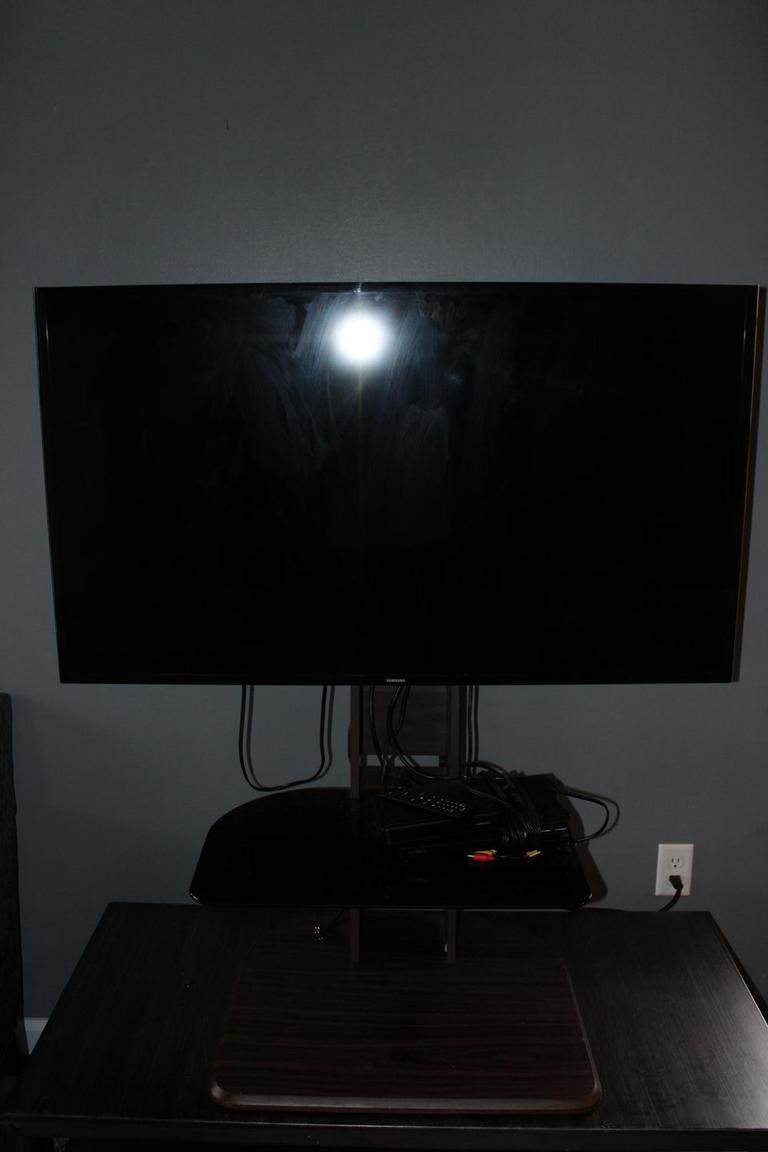 Auction Ohio 50" Samsung TV & TV Stand