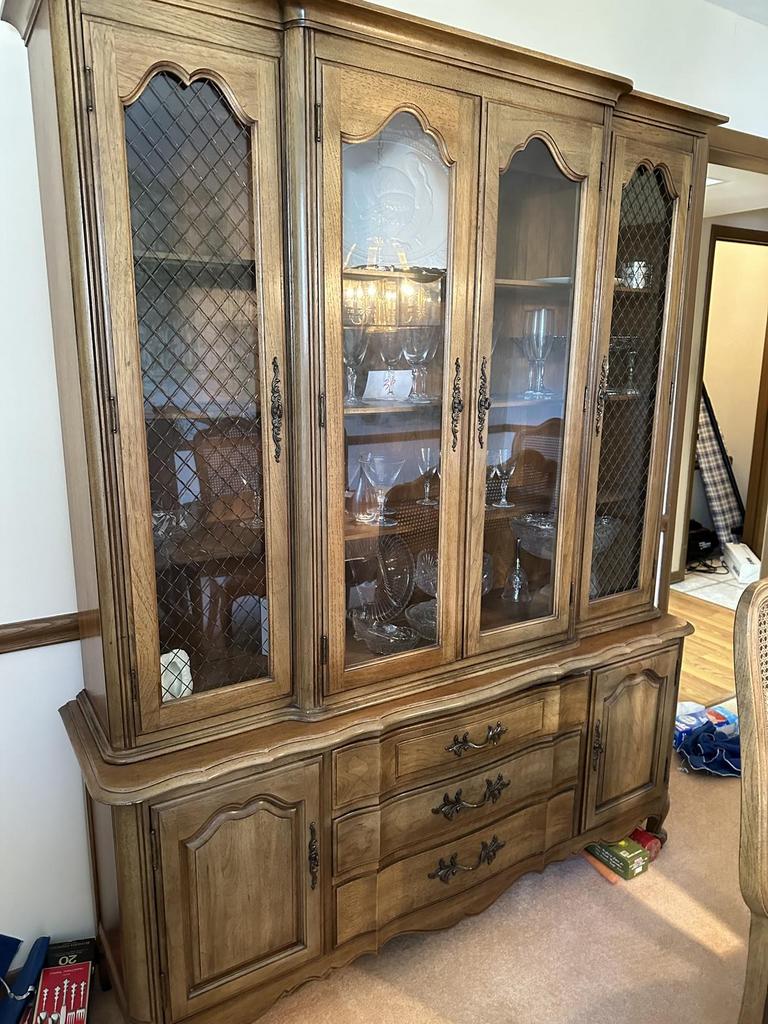 Auction Ohio Thomasville dining hutch
