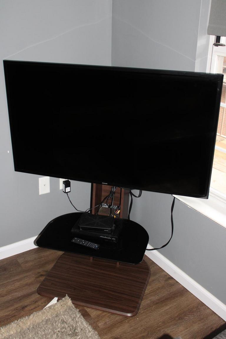 Auction Ohio 50" Samsung TV & TV Stand