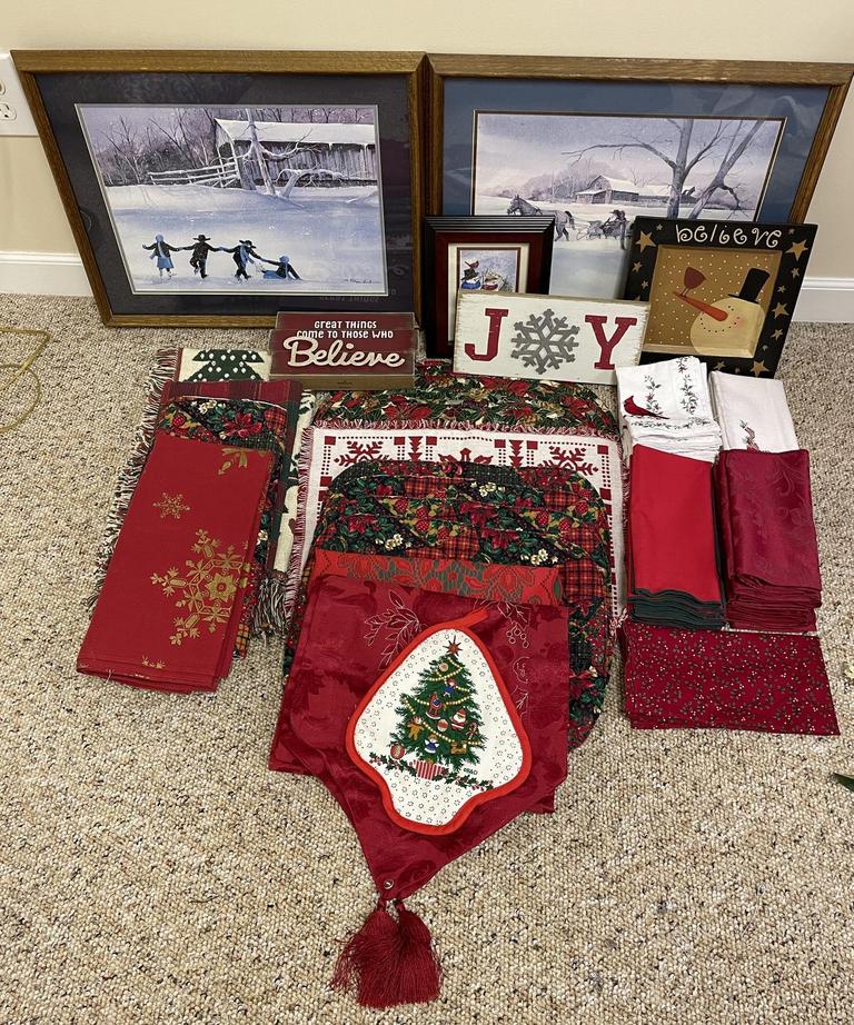 Auction Ohio Christmas Linens & Décor