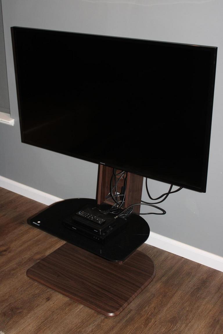 Auction Ohio 50" Samsung TV & TV Stand