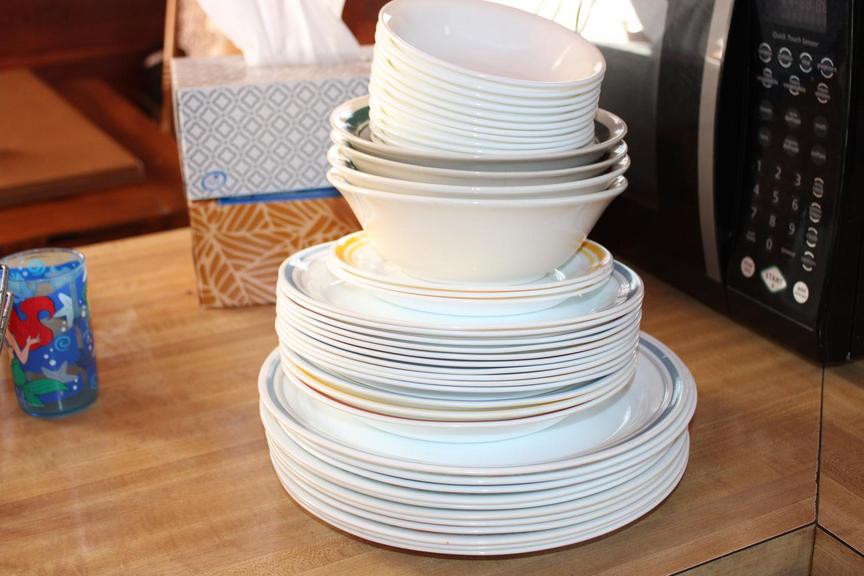 Auction Ohio Corelle plates and bowls