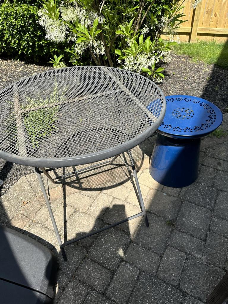 Auction Ohio Metal outdoor table