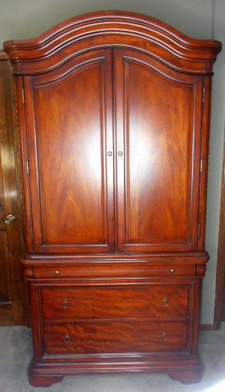 Auction Ohio Armoire/Entertainment Unit