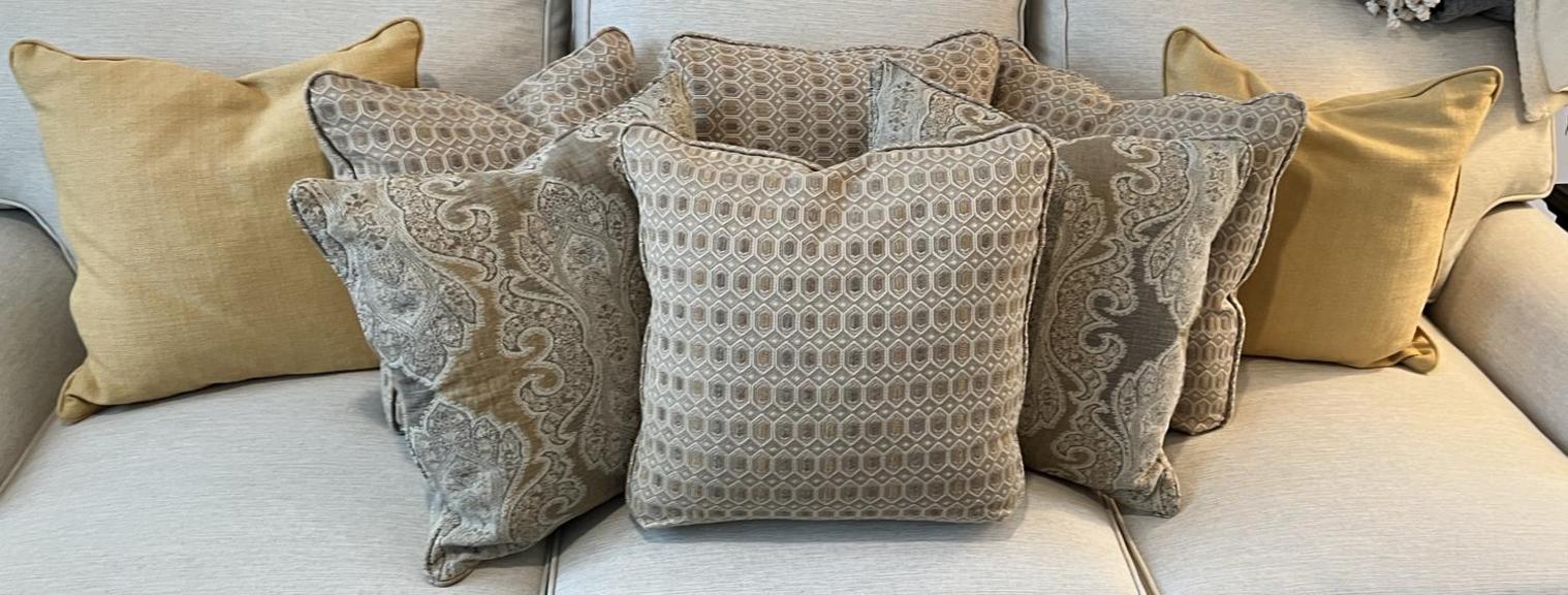 Auction Ohio Havertys Accent Pillows