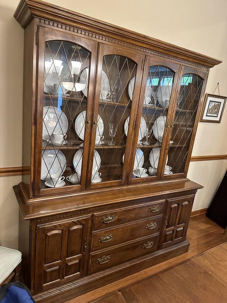 Auction Ohio Ethan Allen hutch