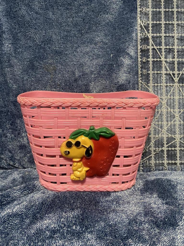 Auction Ohio Snoopy Strawberry Basket