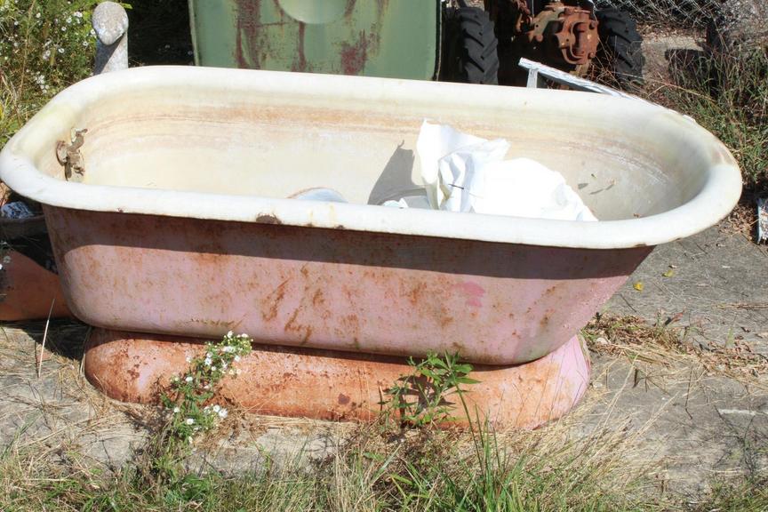 Auction Ohio Antique Enameled Bathtub