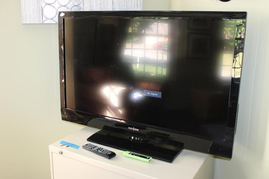 Auction Ohio Insignia 42" Television