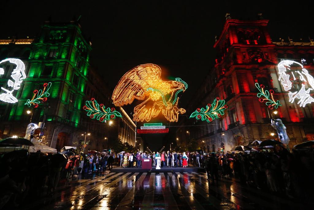 En imágenes El Zócalo de la CDMX se ilumina para el festejo de los