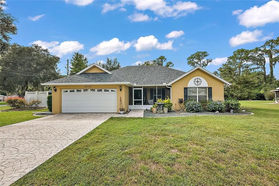 27135 Pine St, Yalaha, FL 34797