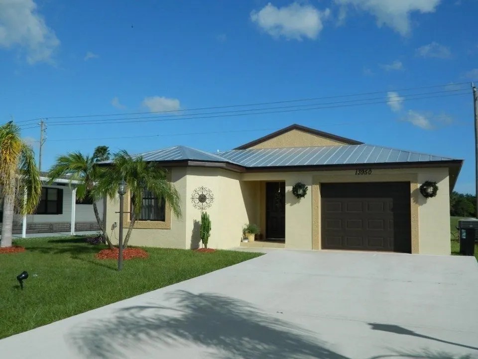 11 Isabella Ln, Port Saint Lucie, FL 34952 305,000
