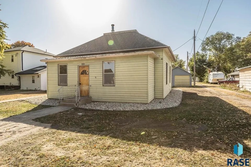 221 1st Ave, Chancellor, SD 57015 165,000