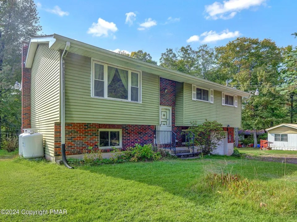 109 Paradise Ln, Greentown, PA 18426 325,000