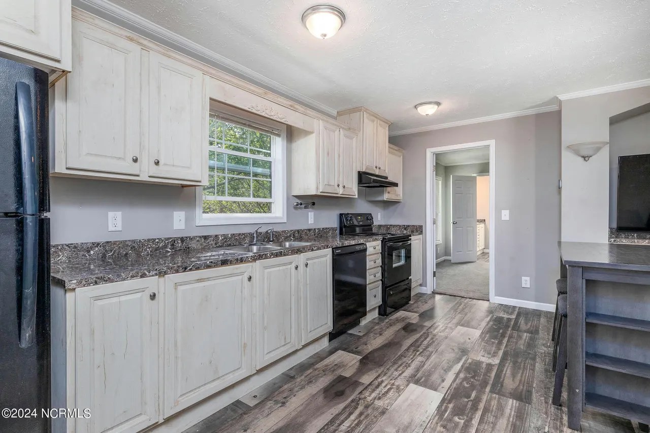 705 Lake Rd, Newport, NC 28570