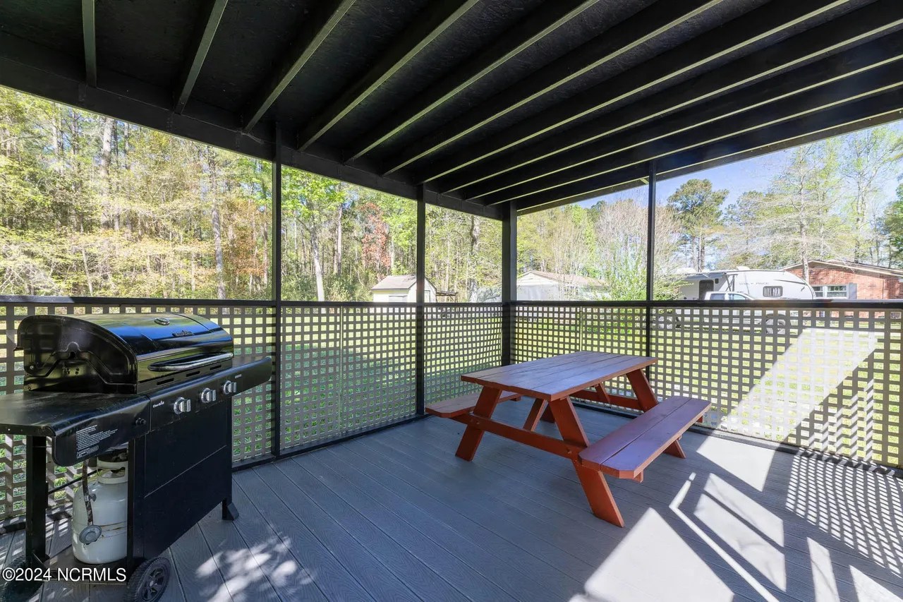 705 Lake Rd, Newport, NC 28570