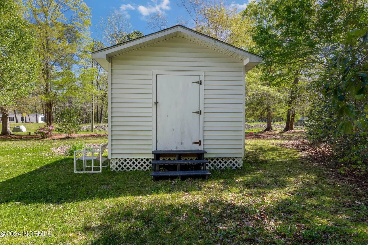 705 Lake Rd, Newport, NC 28570