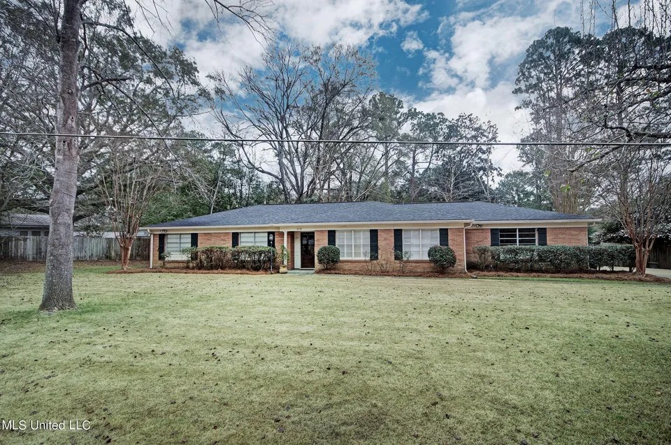 For Sale 219 Rollingwood Dr, Jackson, MS 39211