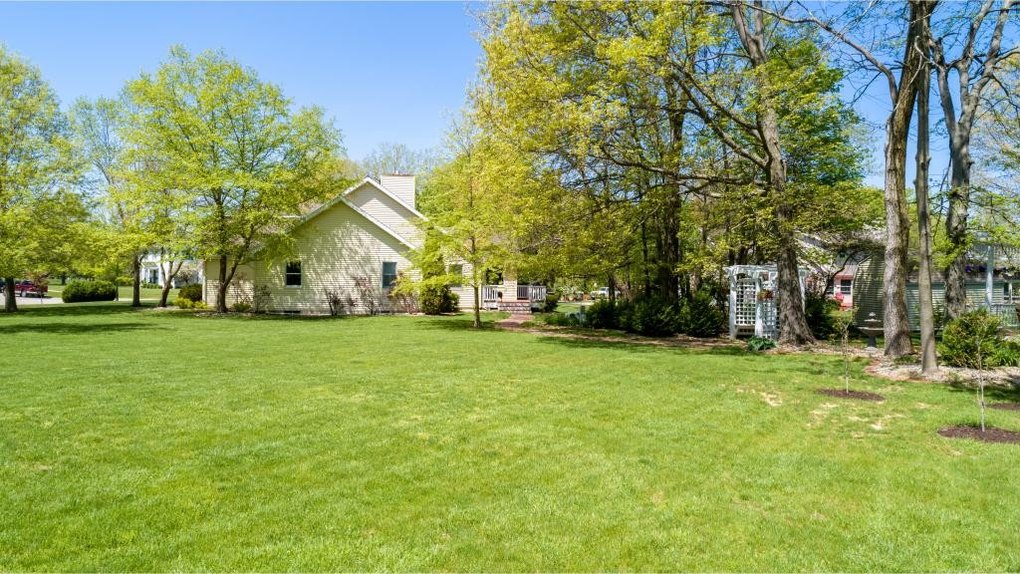601 Hickory Ln, Charleston, IL 61920