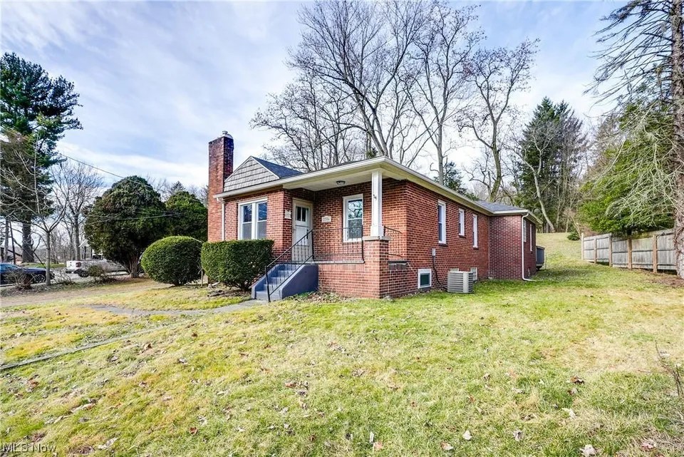 2206 Myersville Rd, Akron, OH 44312